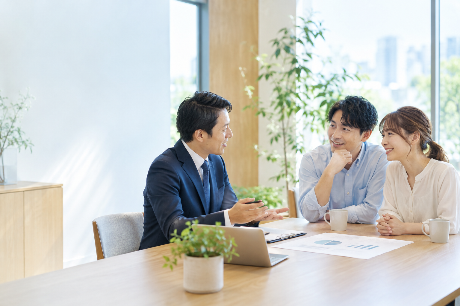 ファイナンシャルプランナーに暮らしとお金について相談するご夫婦